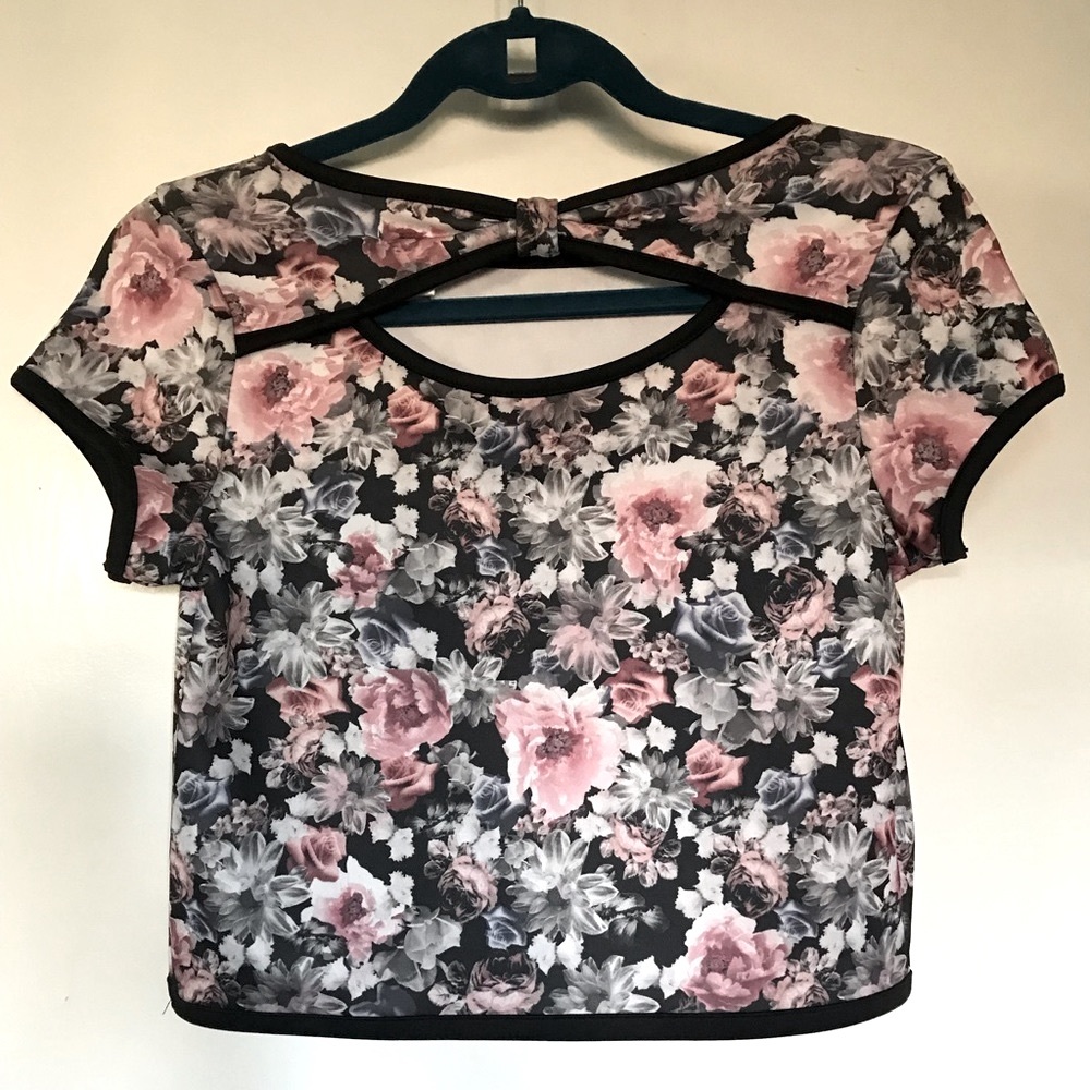 NWOT xhilaration Floral Crop Top Size Small 🌸🌺🌼